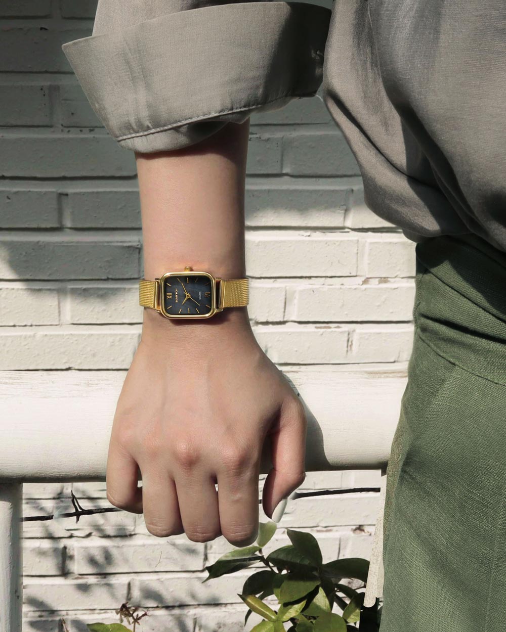 ブラックマザーオブパールレディースメッシュバンド腕時計Harborゴールド