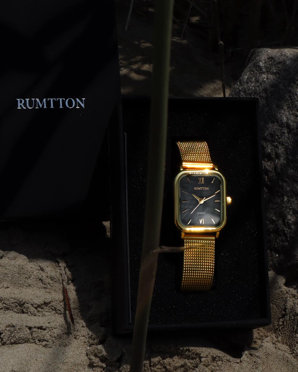 ブラックマザーオブパールレディースメッシュバンド腕時計Harborゴールド