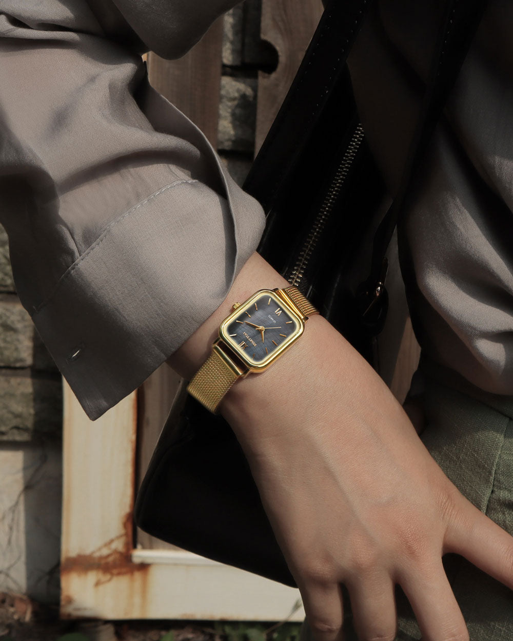 ブラックマザーオブパールレディースメッシュバンド腕時計Harborゴールド