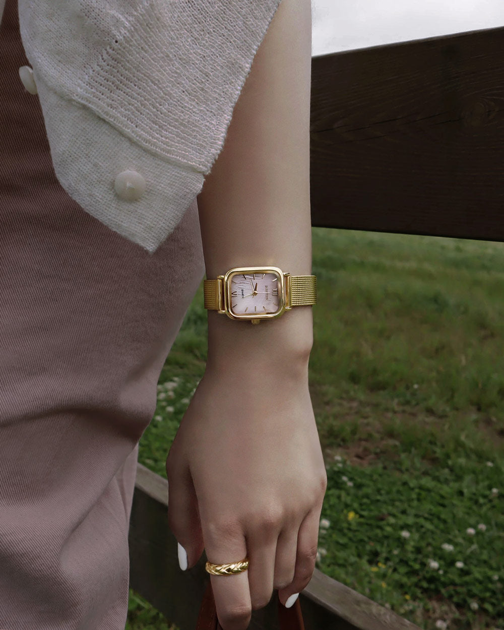 シェルピンク真珠の母メッシュバンド腕時計Harborゴールド