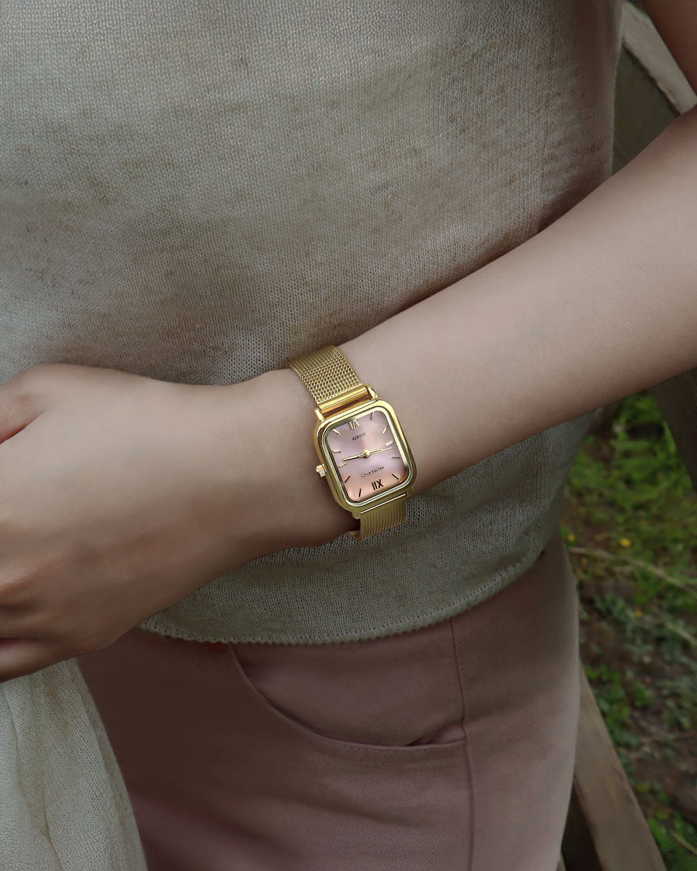 シェルピンク真珠の母メッシュバンド腕時計Harborゴールド