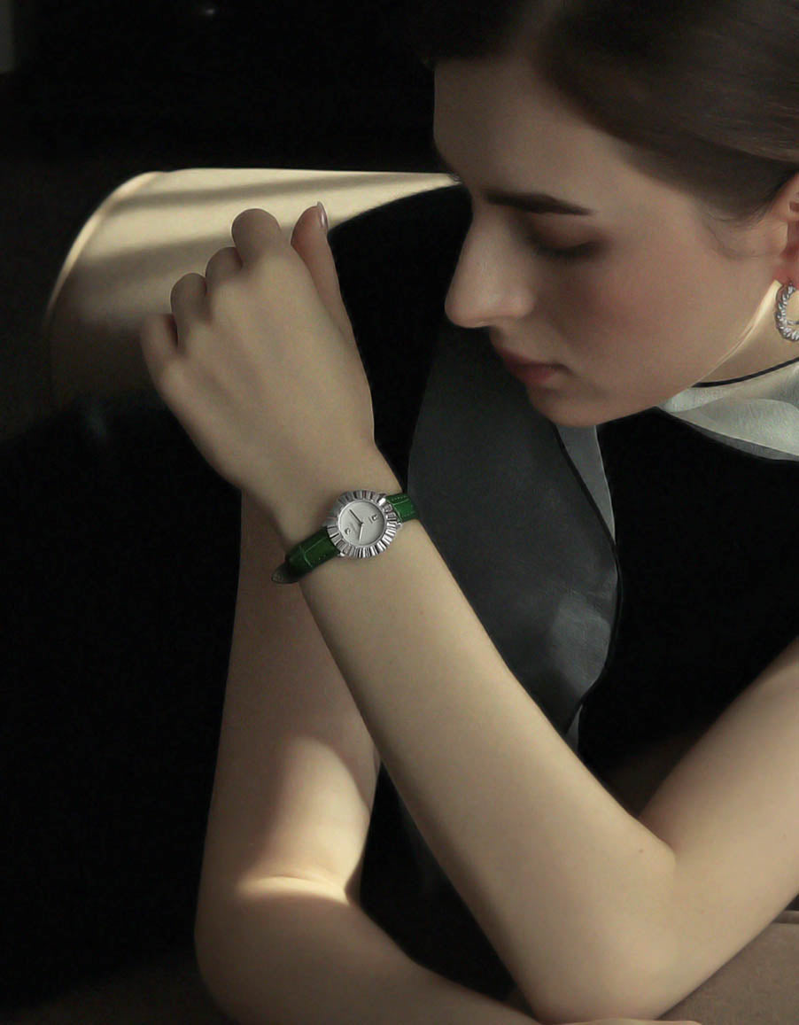 นาฬิกาข้อมือผู้หญิงสายหนังสีเขียว Crystal deco สีเงิน Bloom Silver